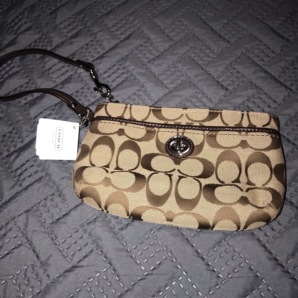 Tan Coach Hand Bag! 👛✨